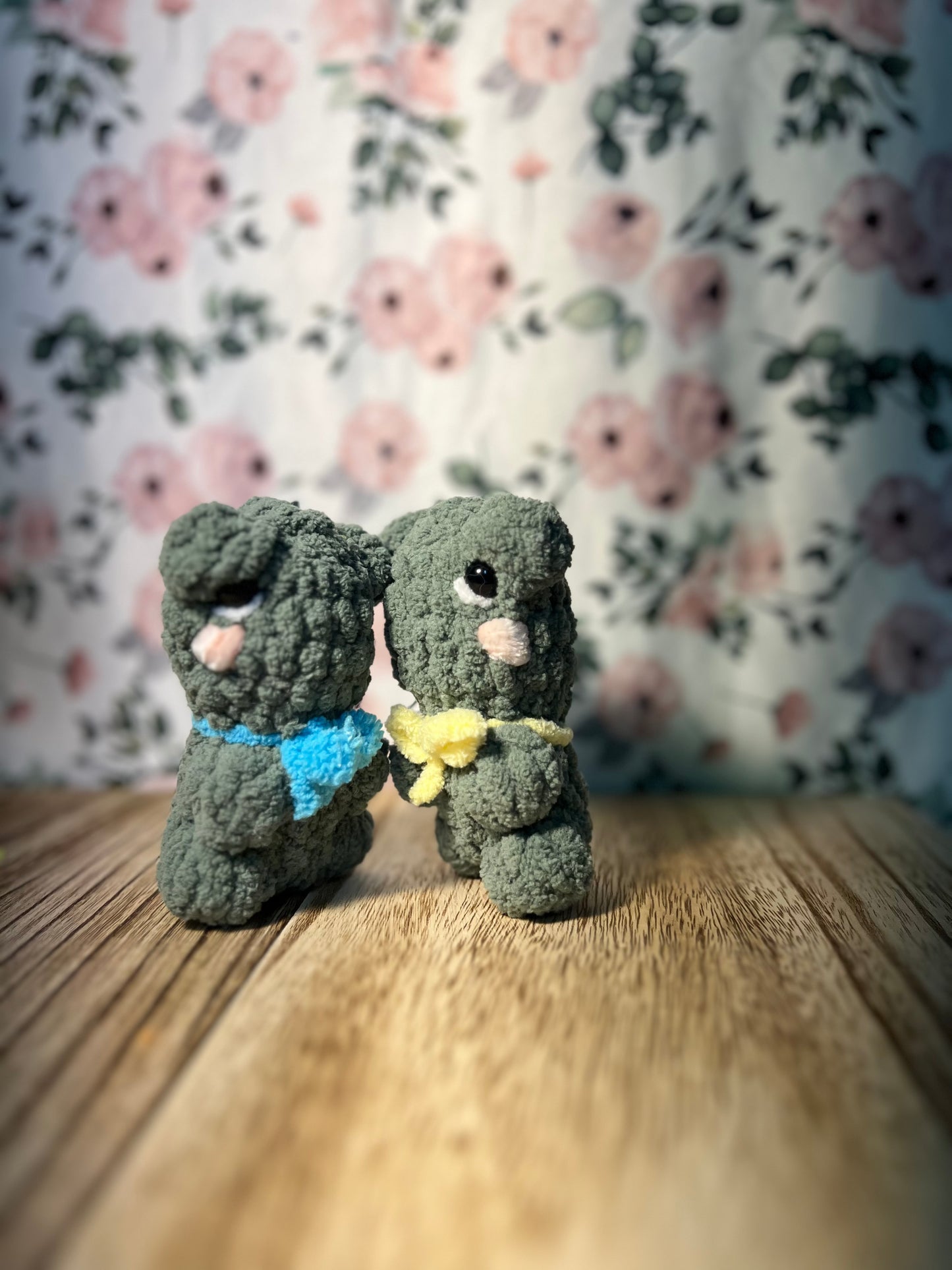 Crochet mini frog with bow