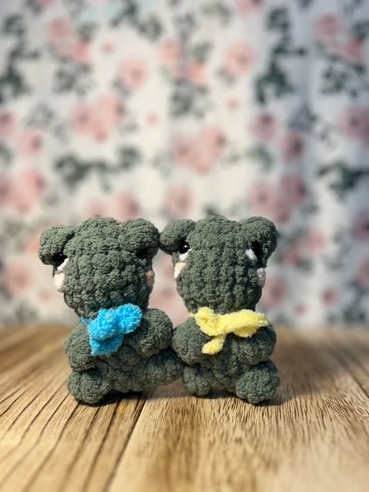 Crochet mini frog with bow